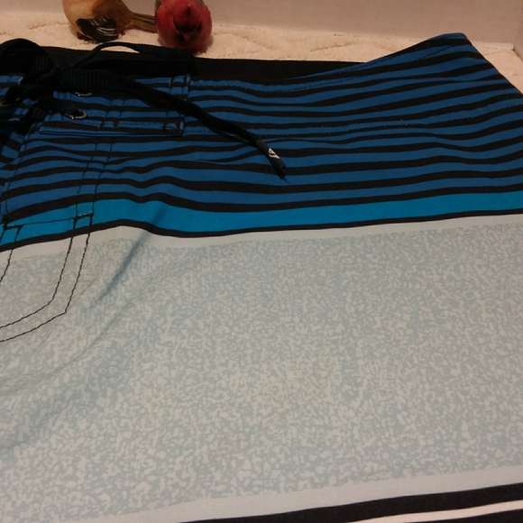 Quiksilver striped 4-way stretch boardshorts. - Picture 3 of 10